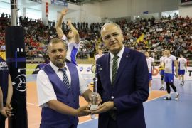 Voleybol Federasyonu Başkanı Üstündağ’a ödül