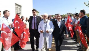 Şehit aileleri Türk bayrakları ve güllerle karşılandı
