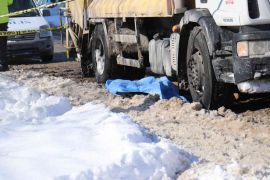 Karda kayarak kamyonun altına giren kadın feci şekilde öldü